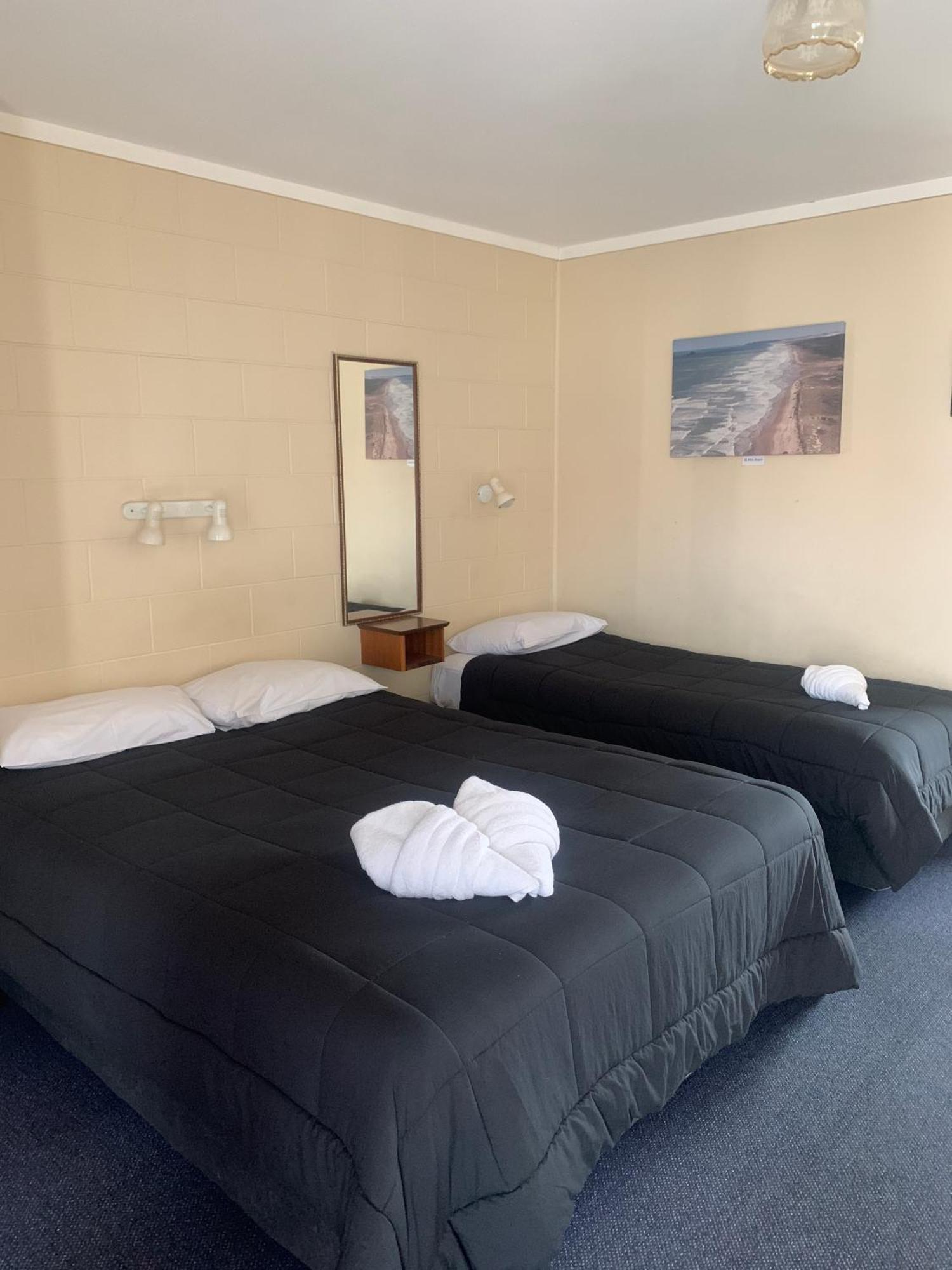 Wayfarer Motel Каитаиа Экстерьер фото